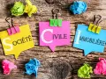Trois post-its colorés forment le mot "SOCIÉTÉ CIVILE IMMOBILIÈRE". Idéal pour gérer un déficit foncier SCI.