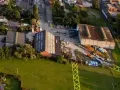 Vue aérienne d'un lotissement et d'une zone industrielle. Un pylône jaune est visible, marquant un emplacement réservé pour le droit de délaissement.