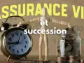 Assurance vie et succession : une horloge, une tirelire pleine de pièces et un mannequin symbolisent la planification financière et la transmission de patrimoine.