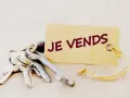 Un trousseau de clés sur un fond clair, avec une étiquette marron portant l'inscription "JE VENDS". Une nouvelle étape commence, la nullité congé pour vendre est derrière.