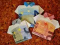 Trois chemises en origami faites de billets en euros. Une métaphore pour ceux qui choisissent de résider plus de 6 mois hors de France.