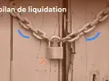 Une porte en bois fermée par une chaîne et un cadenas. Le texte "Le bilan de liquidation" suggère la fin d'une entreprise.
