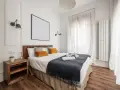 Chambre lumineuse avec lit douillet, parfaite pour une clause habitation bourgeoise Airbnb. Décoration moderne et épurée.