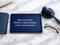 Tablette affichant "Bail courte durée : définition, régime juridique et limites du bail dérogatoire". Un marteau de juge, des lunettes et un stylo sont à proximité.