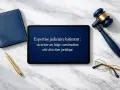 Marteau de juge, lunettes, stylo doré et tablette affichant "Expertise judiciaire bâtiment : sécuriser un litige construction côté direction juridique".
