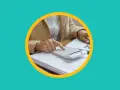Calculatrice sur des documents financiers, suggérant une optimisation fiscale et une baisse d'impôt sur le revenu.