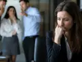 Une femme est visiblement affectée par des commérages au bureau, mon ancien employeur nuit à ma réputation.