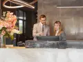 Professionnels discutent d'un calcul d'indemnité d'éviction pour un bail commercial de résidence de tourisme, devant un ordinateur.