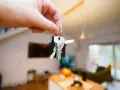 Main tenant tenant expulsion, indemnité d'occupation. Clés d'une maison, symbole de propriété.