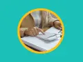Une personne utilise une calculatrice sur des documents pour apprendre comment payer moins d'impôts.