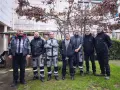 Une équipe de gardiens d'immeuble pose devant un bâtiment, peut-être pour célébrer une nouvelle loi les concernant.
