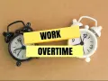 Deux réveils, l'un noir, l'autre blanc, symbolisent les heures supplémentaires non payées.