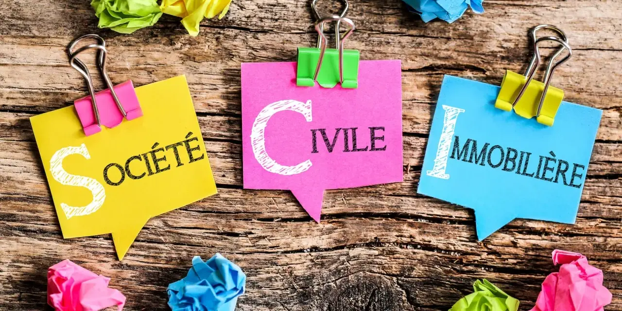 Trois post-its colorés forment le mot "SOCIÉTÉ CIVILE IMMOBILIÈRE". Idéal pour gérer un déficit foncier SCI.