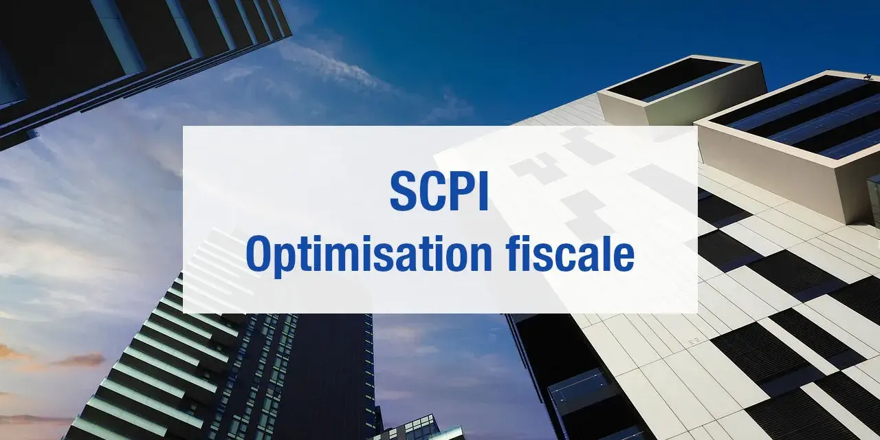 Bâtiments modernes sous un ciel bleu. Texte superposé : "SCPI Optimisation fiscale".