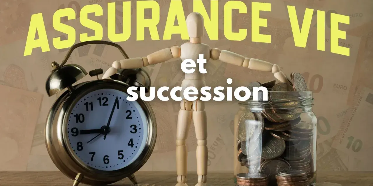 Assurance vie et succession : une horloge, une tirelire pleine de pièces et un mannequin symbolisent la planification financière et la transmission de patrimoine.