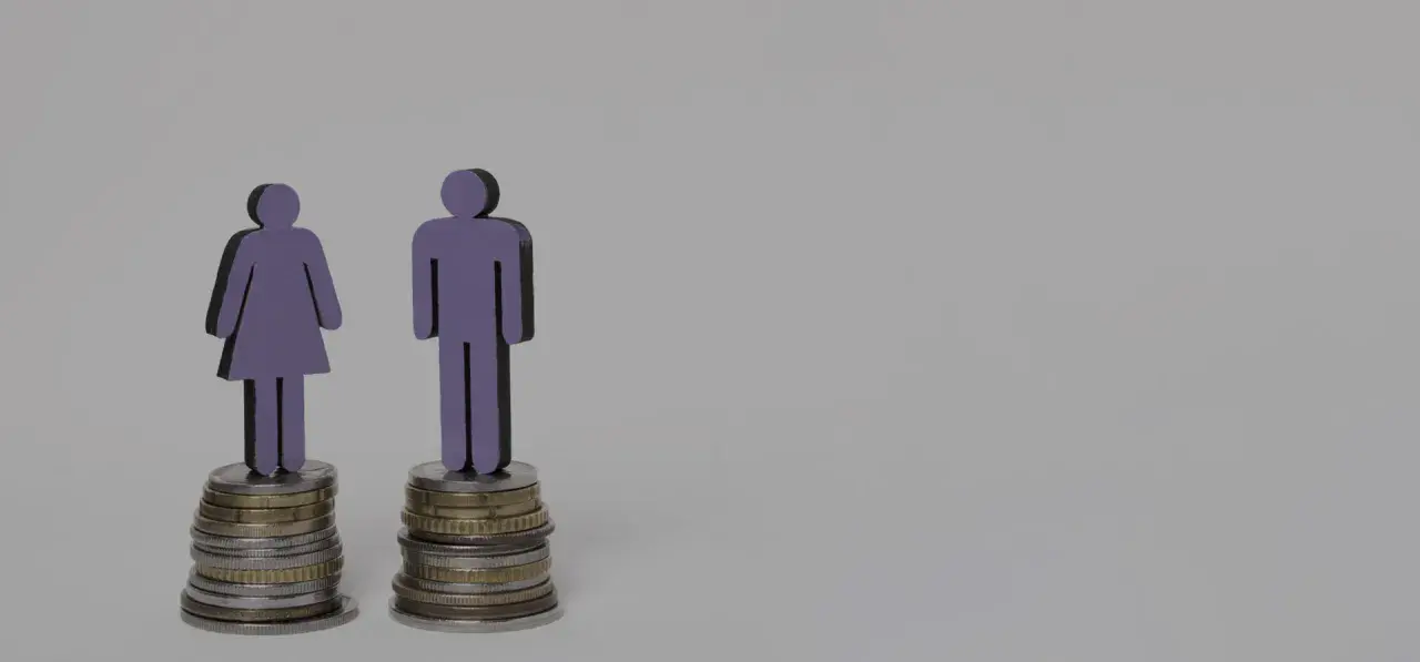 Silhouettes d'homme et de femme sur des piles de pièces. Le message est clair : travail égal, salaire égal.
