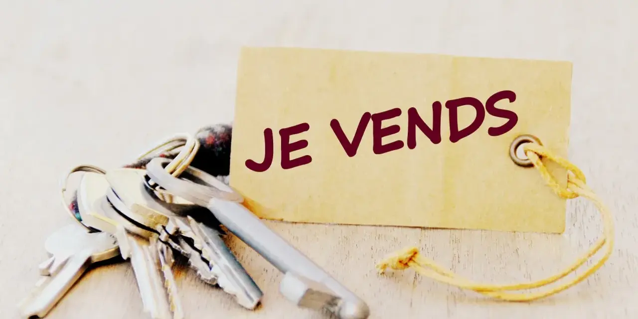 Un trousseau de clés sur un fond clair, avec une étiquette marron portant l'inscription "JE VENDS". Une nouvelle étape commence, la nullité congé pour vendre est derrière.