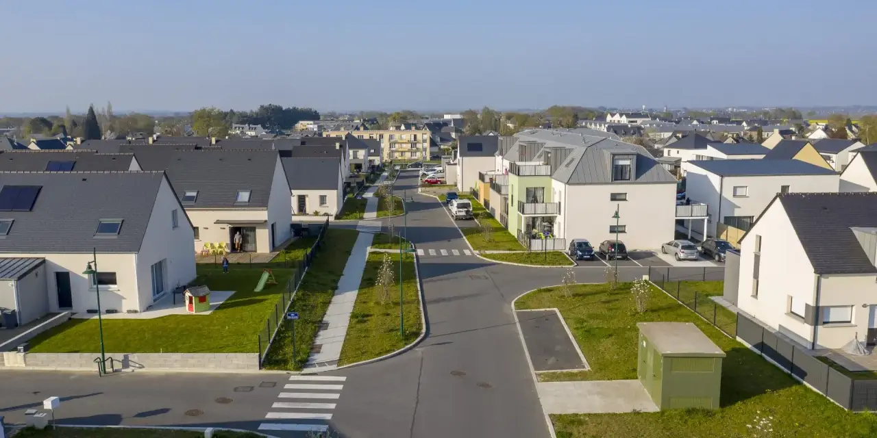 Vue aérienne d'un lotissement privé aux maisons modernes. La mairie a veillé aux obligations pour ce quartier résidentiel.