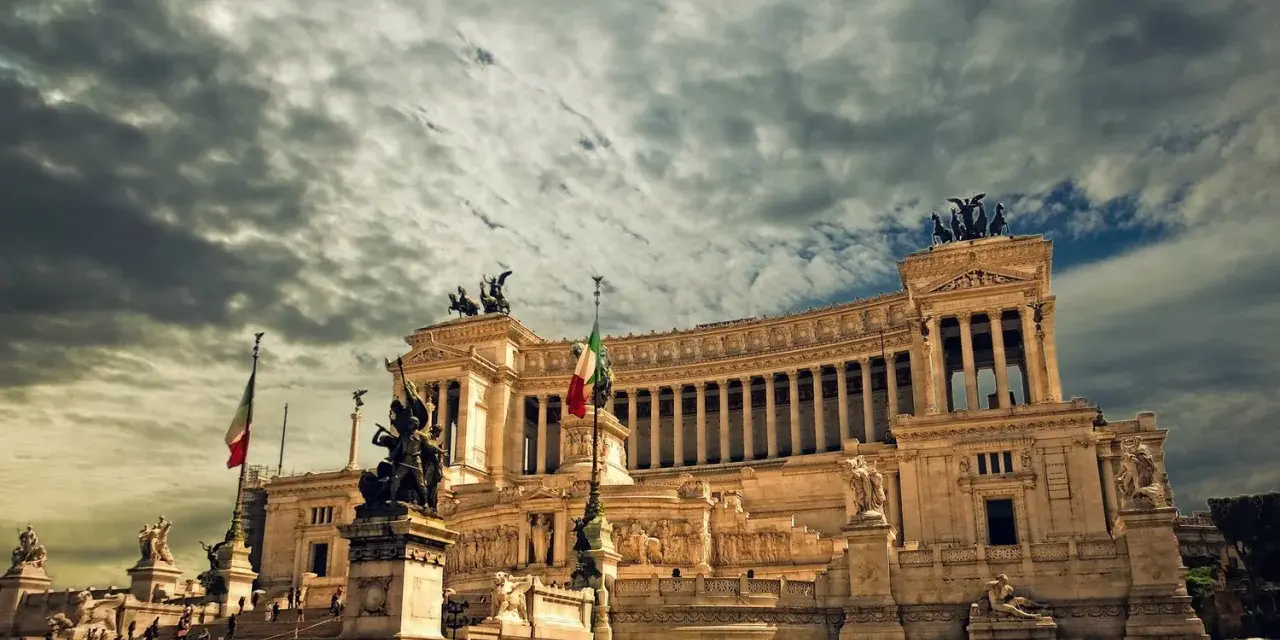 Monument imposant à Rome, sous un ciel orageux. Pensez à la fiscalité pour votre projet d'expatrier en Italie.