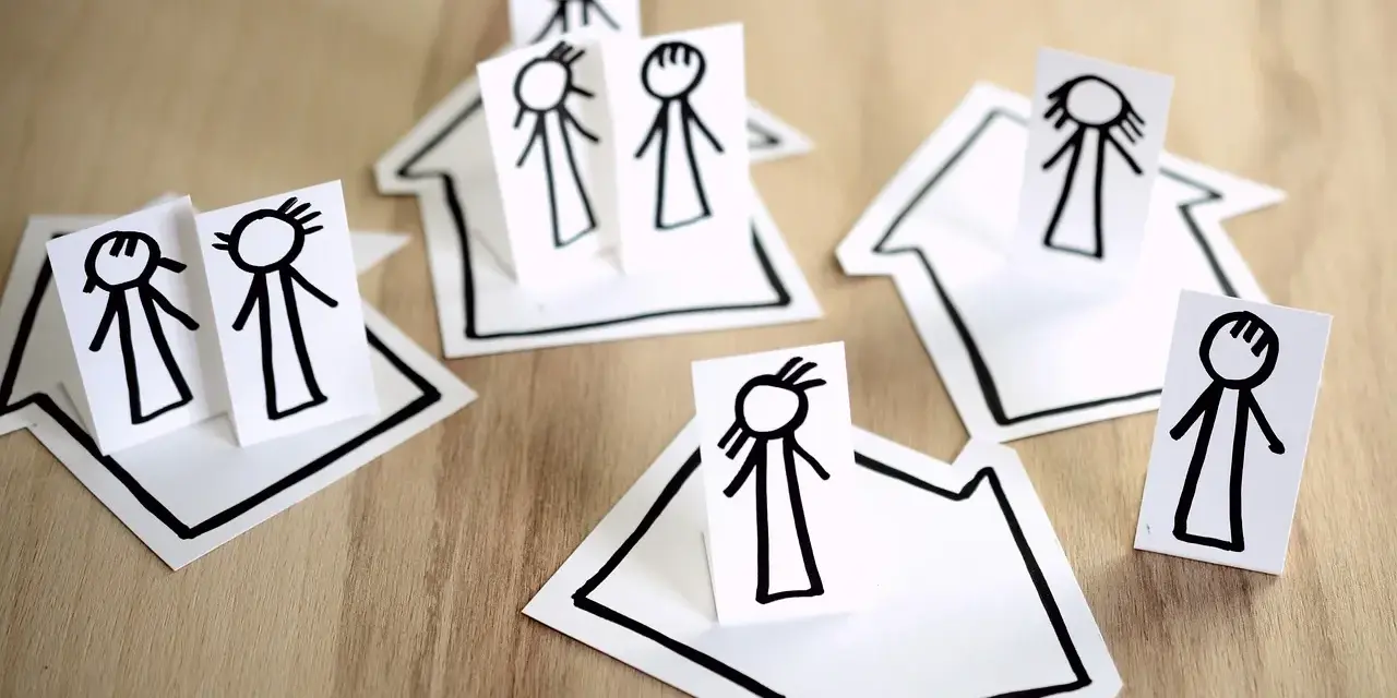 Petites maisons en papier avec des bonshommes dessinés, symbolisant une famille face à un délai de prévenance et une clause de mobilité.