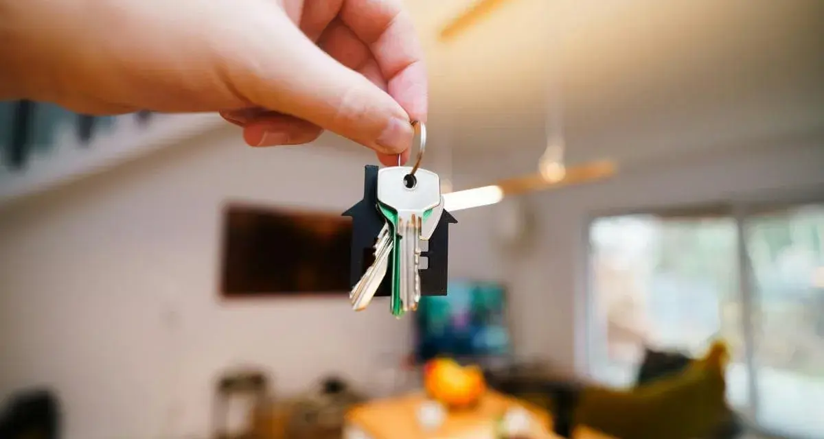 Main tenant tenant expulsion, indemnité d'occupation. Clés d'une maison, symbole de propriété.