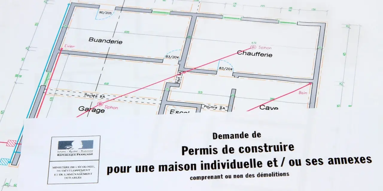 Plan de maison avec la mention "Demande de Permis de construire". Ce permis de construire refusé 2 fois, malgré les plans détaillés, montre la frustration d'un projet bloqué.