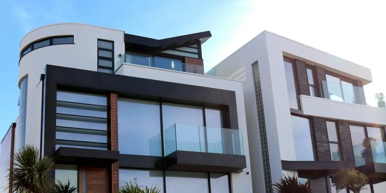 Villas modernes avec balcons en verre. Un investissement discret, un bien immobilier à l'étranger non déclaré, caché sous le soleil éclatant.