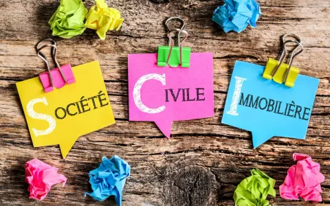 Trois post-its colorés forment le mot "SOCIÉTÉ CIVILE IMMOBILIÈRE". Idéal pour gérer un déficit foncier SCI.