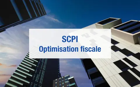 Bâtiments modernes sous un ciel bleu. Texte superposé : "SCPI Optimisation fiscale".