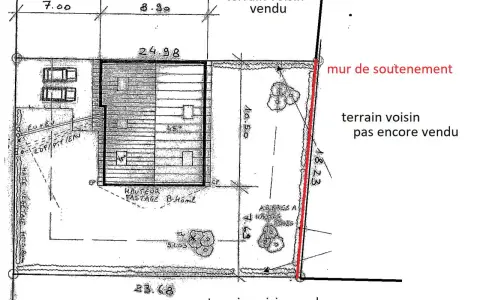Plan de masse montrant une maison, des arbres et un mur de soutènement délimitant des terrains voisins vendus et non vendus.