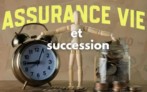 Assurance vie et succession : une horloge, une tirelire pleine de pièces et un mannequin symbolisent la planification financière et la transmission de patrimoine.