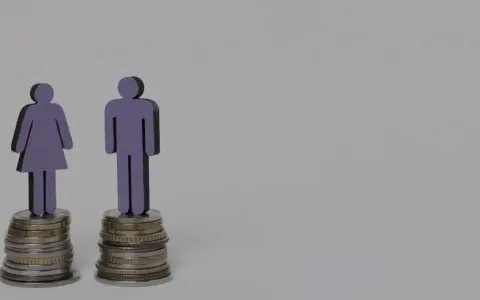 Silhouettes d'homme et de femme sur des piles de pièces. Le message est clair : travail égal, salaire égal.
