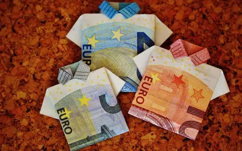 Trois chemises en origami faites de billets en euros. Une métaphore pour ceux qui choisissent de résider plus de 6 mois hors de France.