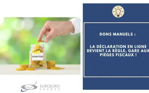 Main d'une personne déposant une pièce dans une tirelire "Donation". Le texte indique "Dons manuels : la déclaration en ligne devient la règle, gare aux pièges fiscaux !".