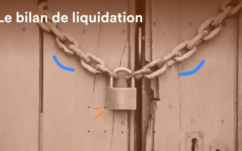 Une porte en bois fermée par une chaîne et un cadenas. Le texte "Le bilan de liquidation" suggère la fin d'une entreprise.