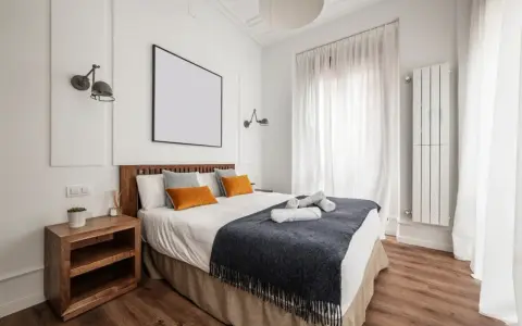 Chambre lumineuse avec lit douillet, parfaite pour une clause habitation bourgeoise Airbnb. Décoration moderne et épurée.