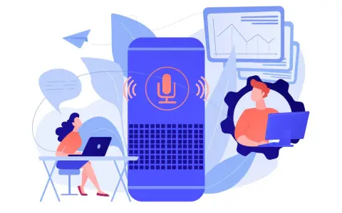 Une femme travaille sur son ordinateur, un assistant vocal est au centre. L'enregistrement audio preuve le droit du travail.
