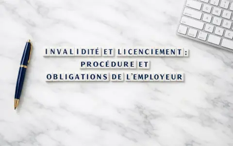 Invalidité et licenciement : procédure et obligations de l'employeur". Stylo et clavier sur fond marbre.