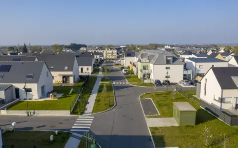 Vue aérienne d'un lotissement privé aux maisons modernes. La mairie a veillé aux obligations pour ce quartier résidentiel.
