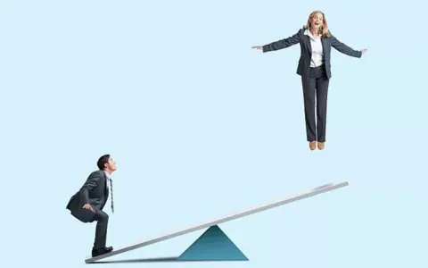 Un homme en costume sur une bascule regarde une femme en l'air. Un devoir de secours pour la faire descendre ?