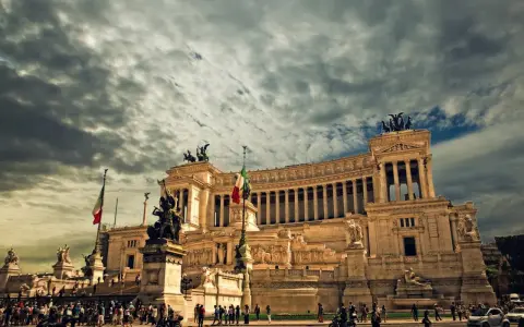 Monument imposant à Rome, sous un ciel orageux. Pensez à la fiscalité pour votre projet d'expatrier en Italie.