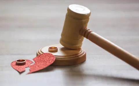 Marteau de juge, cœurs brisés et alliances. Ma femme demande le divorce, quels sont mes droits ?
