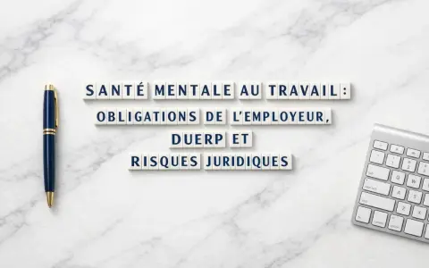 Santé mentale au travail : obligations de l'employeur, DUERP et risques juridiques. Stylo et clavier sur fond marbre.