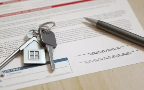 Clés d'une maison sur un contrat de bail civil à Paris. Un stylo est prêt à signer.