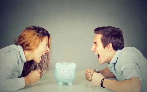 Un couple se crie dessus, poings serrés, devant une tirelire. Un vrai vol entre époux, la dispute pour l'argent est intense.