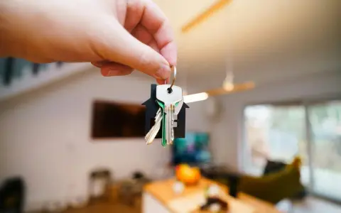 Main tenant tenant expulsion, indemnité d'occupation. Clés d'une maison, symbole de propriété.