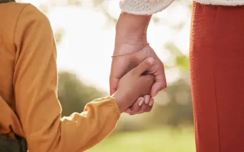 Mains jointes, un enfant et sa mère symbolisant l'autorité parentale exclusive de la mère.