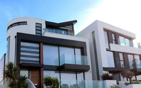 Villas modernes avec balcons en verre. Un investissement discret, un bien immobilier à l'étranger non déclaré, caché sous le soleil éclatant.
