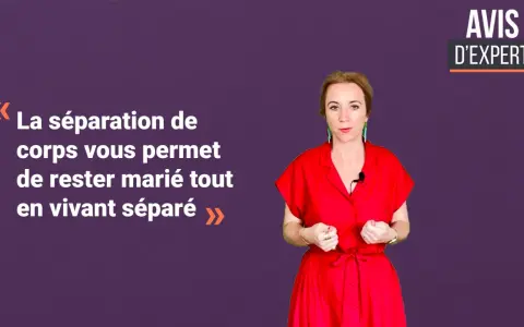 Une femme en robe rouge explique que la séparation de corps permet de rester marié tout en vivant séparé. Avis d'expert.
