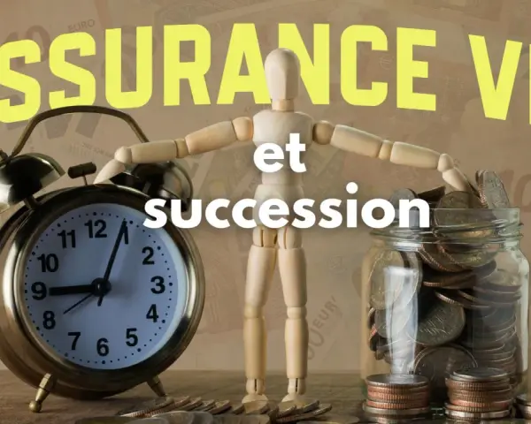 Assurance vie et succession : une horloge, une tirelire pleine de pièces et un mannequin symbolisent la planification financière et la transmission de patrimoine.